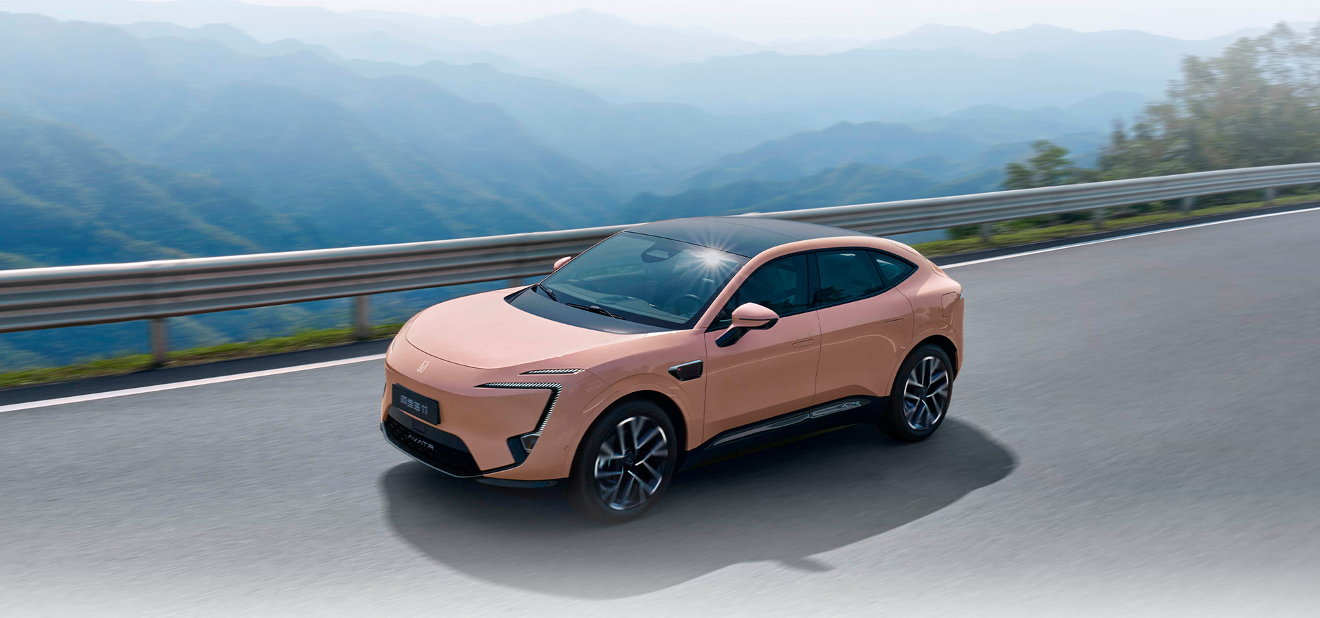 Гибридный автомобиль Avatr 11